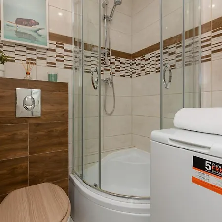 Light With Balcony By Renters شقة